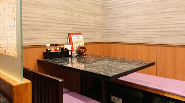 【多彩なシーンで利用可能♪】落ち着いた雰囲気のテーブル席は、友人や家族との食事に最適◎紫色のクッションがアクセントとなり、心地よい空間を演出しています。カジュアルな内装で、リラックスしながら本格中華をお楽しみいただけます★