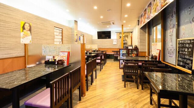 【貸切宴会やご家族でのお食事など、多彩なシーンで気軽に使える空間♪】全35席の店内は、どなたでも気軽にお使いいただけるカジュアルな雰囲気です。仕事合間のランチやご家族でのお食事など、お気軽にご利用ください◎また貸切も可能なため、団体様でのご利用も大歓迎です！