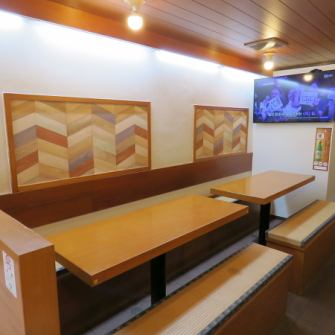 木の温もりを感じるテーブル席が並び、落ち着いた雰囲気の店内。広すぎず程よい距離感で、グループでも一人でも居心地よく過ごせます。心地よい空間でゆったりと食事を楽しめます。