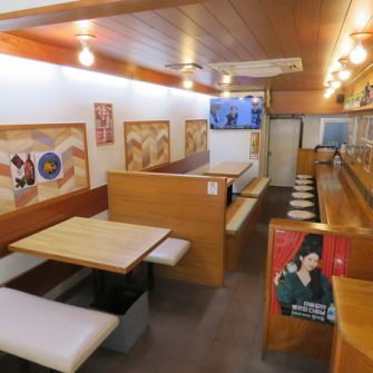 清潔感のある明るい店内は、カジュアルながらも温かみを感じさせる雰囲気。カウンター席もあり、スタッフとの距離が近く、仕事帰りの一人飲みにもぴったりです。