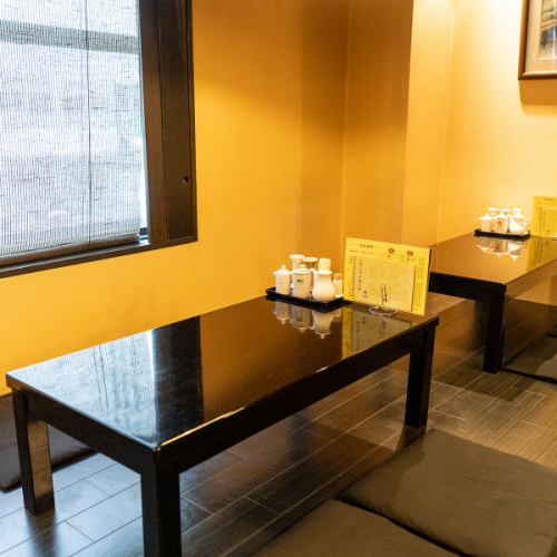 You can take your shoes off and enjoy a meal at the tatami room table with 4 seats x 2 seats and 3 seats x 1 seat.Recommended seats for work return and various banquets.