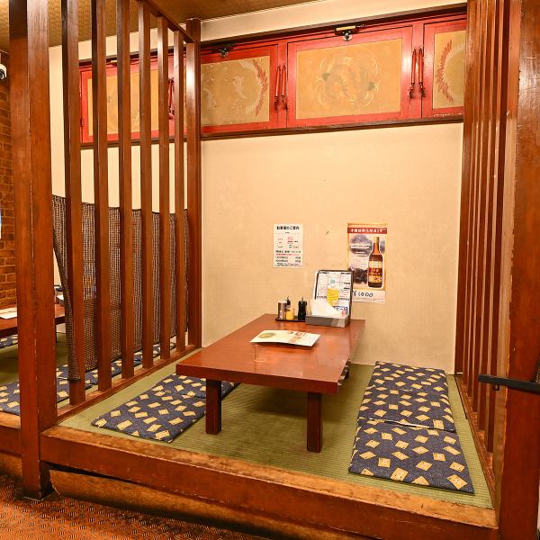 有三張榻榻米桌，可坐四人。它可用於各種場合，例如與家人、朋友或公司聚會。特別推薦帶孩子的客人入住。您一定可以在私密的環境中盡情享用當地的中國美食！