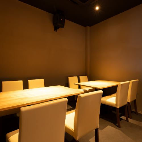 <p>4名様用のテーブル席をご用意しております。落ち着いた空間でお食事をお愉しみいただけます。また、オープンカウンターでは、原始焼きの香ばしい音や立ちのぼる香りを間近で楽しめる臨場感あふれる空間をご用意。一人でふらりと立ち寄るのもよし、接待や各種ご宴会など、さまざまなシーンにご利用いただけます。</p>