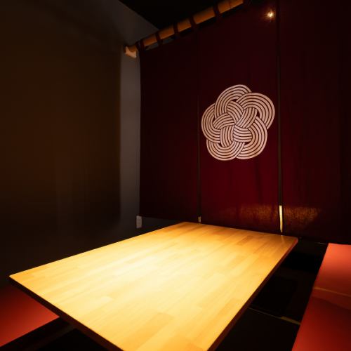 <p>8名様から10名様までご利用いただける個室は、落ち着きのある空間で、周囲を気にせずゆったりとお過ごしいただけます。大切な方との接待の場としてはもちろん、親しいご友人やご家族とのご宴会にも最適。隠れ家のような心地よい雰囲気のなか、「食」と「空間」と「人」がつながる特別なひとときをお過ごしください。</p>