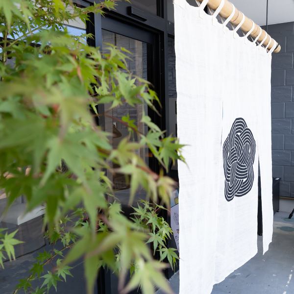 当店は、駐車場をご用意しており、お車での来店の際も安心してご利用いただけます。さまざまなシーンに対応しているため、お一人様から大人数まで幅広いご利用が可能です。特別な場合には貸切も対応しておりますので、お気軽にご相談ください。美味しい料理と共に、思い出に残る時間をお過ごしください。