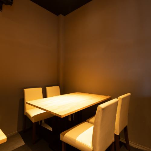 【テーブル席】4名様までご利用いただけます。ご家族や、ご友人、同僚とのお食事に♪落ち着いた雰囲気で美味しいお料理とお酒を愉しむことができます！飲み放題付のコースもございますので各種ご宴会にご利用くださいませ。絶品のお料理とお酒で愉しい夜を！