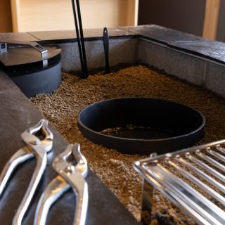 【カウンター席】お酒好きのサク飲みや、１人飲みに最適なカウンター席！焼き場が目の前なので目でも楽しめるお席となります！カップルでのデートやおひとりさまでのご来店に♪ごゆっくりお食事をご堪能いただけます！