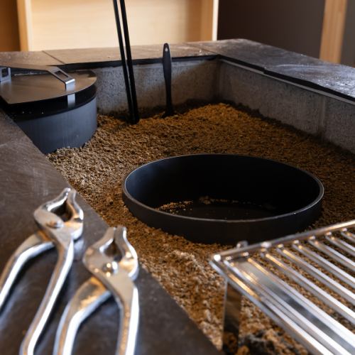 【カウンター席】お酒好きのサク飲みや、１人飲みに最適なカウンター席！焼き場が目の前なので目でも楽しめるお席となります！カップルでのデートやおひとりさまでのご来店に♪ごゆっくりお食事をご堪能いただけます！