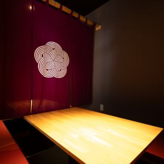 【掘りごたつ×個室】5名様からご利用いただける掘りごたつ個室。2部屋のみのご用意となりますので、ご利用の際はご予約をお願いします。ゆったりとした雰囲気でプライベート感を味わえるお席！お誕生日や記念日などの大切なお祝い事に是非ご利用ください！