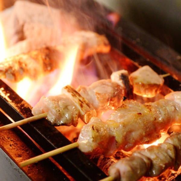 備長炭でじっくりと焼き上げる本格炭火焼鳥！日本酒・焼酎と♪
