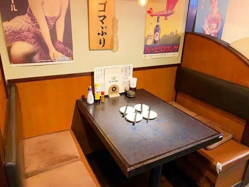『和』のテイストで落ち着いた店内。ゆったり寛げるお席をご用意しております。