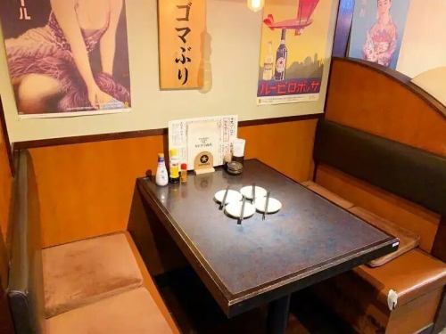 <p>『和』のテイストで落ち着いた店内。ゆったり寛げるお席をご用意しております。</p>