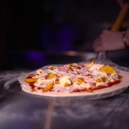 [Hand-made pizza] Perfect with our wide selection of alcoholic drinks!