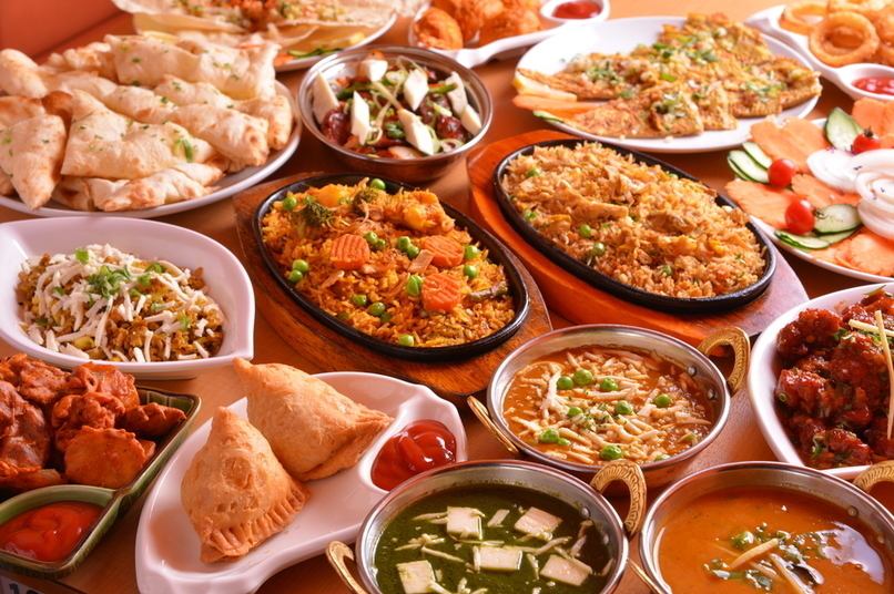 We recommend a set where you can choose from a wide variety of curry and naan!