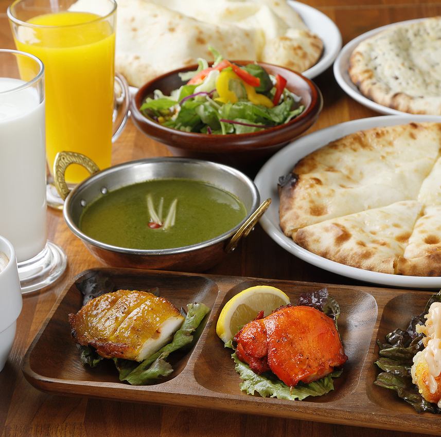 We offer a rich menu such as recommended sets with naan and curry
