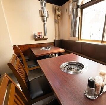 駅チカなのにリーズナブルに焼肉を堪能できる、温かく賑やかな空間。鮮度にもこだわり、厳選された食材とひと手間かけたお肉はまさに絶品。3～4名様でご利用いただけるテーブル席なので、ゆったり寛ぎながら楽しめる◎気の合う仲間と楽しく飲みたい少人数のお客様にオススメなお席です！