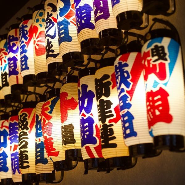 入口には、浜松の伝統である「浜松祭り」を彷彿とさせるお祭り提灯が並びます。それぞれ地区ごとに違いがあり、見ているだけで気分が高揚すること間違いなし！「浜松出世横丁」は、地元ならではの懐かしさと新しさが交差する居酒屋の集合施設です♪