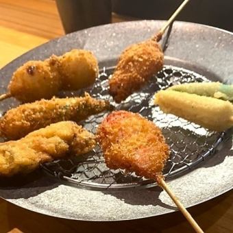 品嚐招牌烤雞肉串和串燒♪鳥田莊的鐵板套餐4,500日元（含稅）2小時無限暢飲