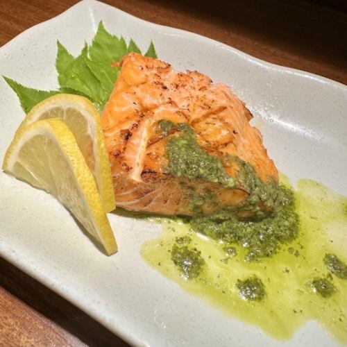 Charcoal-grilled salmon with basil