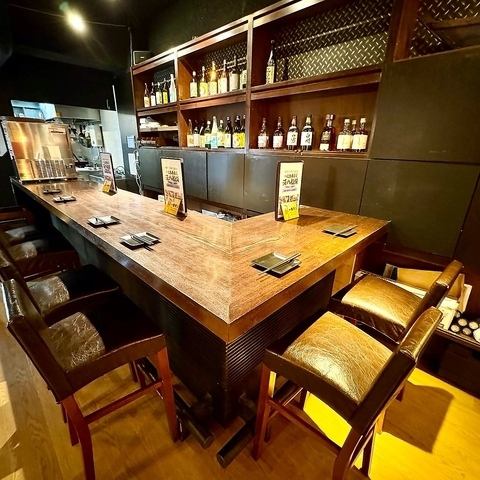 【デート利用/お一人様にも最適】カウンター席で昭和の空気感が漂う、どこか懐かしい空間を堪能。 小岩、新小岩、船橋、目黒、中目黒で人気の源八船頭で至福のひと時を堪能ください。湯島駅徒歩0分の隠れ家居酒屋で至福のひと時を。