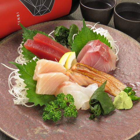 その時季ならではの旬魚を使用した市場直送「刺身盛り合わせ」