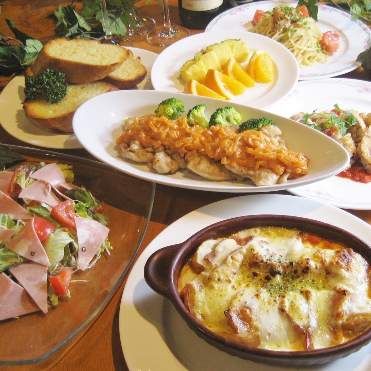 享用我们精心制作的创意意大利美食和由我们的高级侍酒师精心挑选的葡萄酒。