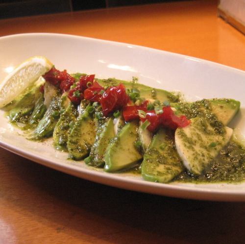 モッツァレラとアボガドのバジル風味