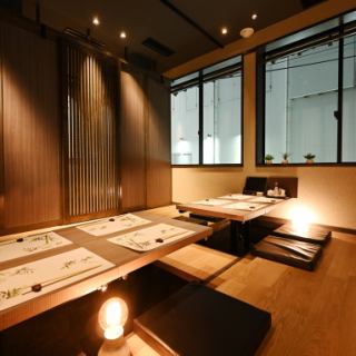【5～8名様完全個室（掘りごたつ）】デザイナーが手掛けた落ち着いた大人空間◆掘りごたつ席は、記念日・誕生日会、デートや会社の仲間内の飲みにもご利用頂けます。当グループの自慢の空間作りはお客様のニーズに答えます。接待、合コン、歓送迎会にも最適な個室です。