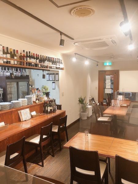 笹塚駅徒歩1分の肉バルIchiは、白を基調としたお洒落で明るい店内が魅力。オープンキッチンの肉料理が人気で、ランチ・ディナー・デート・家族利用に最適な笹塚の人気肉バルです。