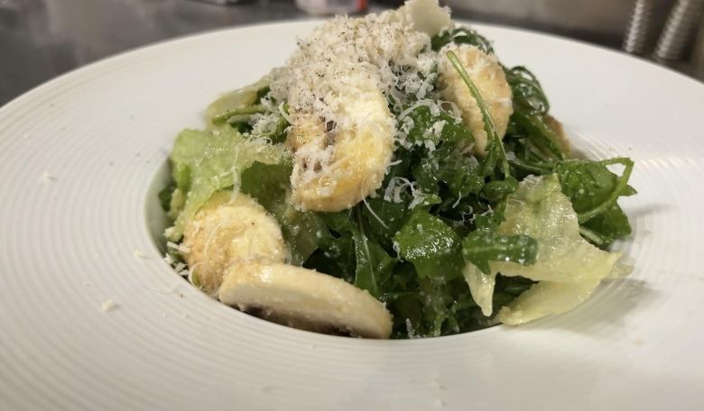 生マッシュルームとルッコラサラダ