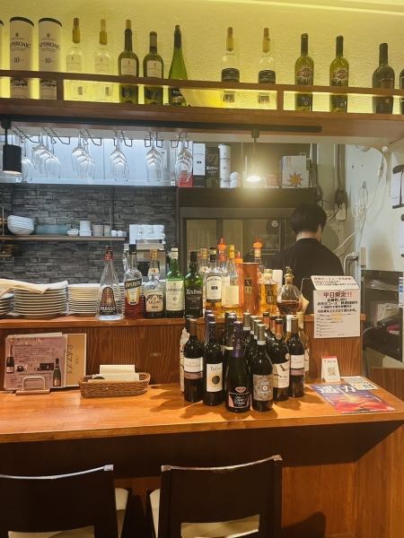 【カウンター席】気さくな店主が温かく迎えてくれる、アットホームな雰囲気が魅力の「肉バルichi」♪カウンター席は、ゆっくりと料理とお酒を楽しみながらお過ごしいただくのも良し、デートで利用していただくのも良し。居心地の良さに、一度訪れたら何度も来店したくなる・・・そんな素敵な雰囲気のお店です♪