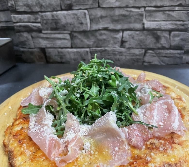 生ハムとセルバチコのピザ