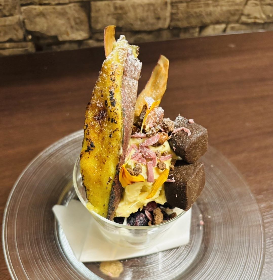 笹塚駅1分。炭火で絶妙に焼き上げる肉料理とワインを気軽に楽しむ肉バル。