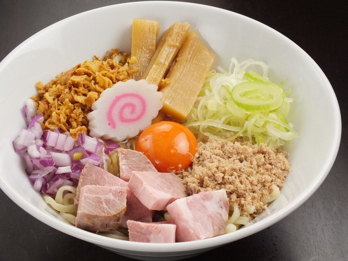 It is a rich-tasting noodle mixed with rich bonito soup and soy sauce!