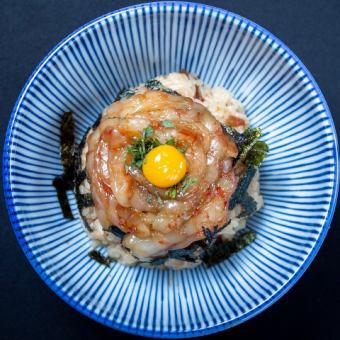 仅限周一～周五午餐 ●红虾制作! 泡菜虾盖饭 1000日元 - 附有红汤和小菜。