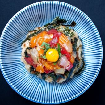僅限週一至週五午餐海鮮Yukke Bowl 880日元 - 包括紅湯和小配菜。