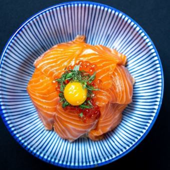 Monday-Friday lunch only ●Salmon salmon roe bowl 1000 yen-includes red soup stock and small side dish-