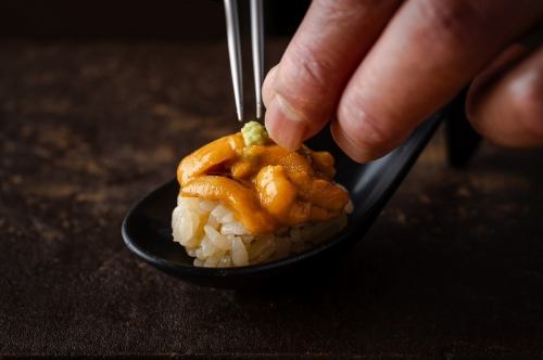 品尝工匠精心制作的握寿司。
