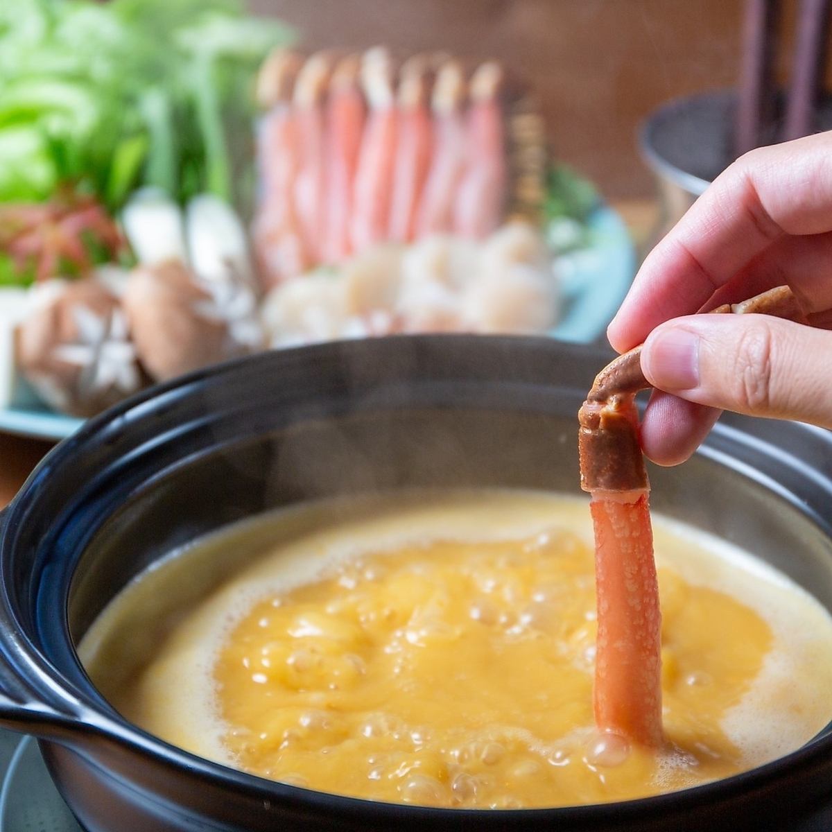 【仅限冬季】请品尝我们用海胆汤底烹制的美味螃蟹涮涮锅。