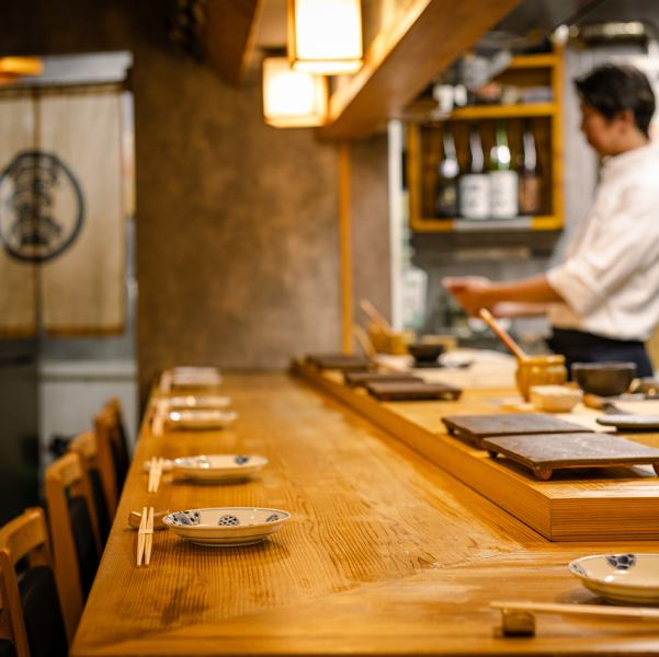 The counter seats are recommended for adult dates, business meetings, or when you want to enjoy a leisurely drink by yourself.Although the seats are at a sturdy counter, you can enjoy a relaxed and homey atmosphere.You're sure to have a lively conversation with the chef over the counter, talking about anything from your preferences for sushi to trivial topics.