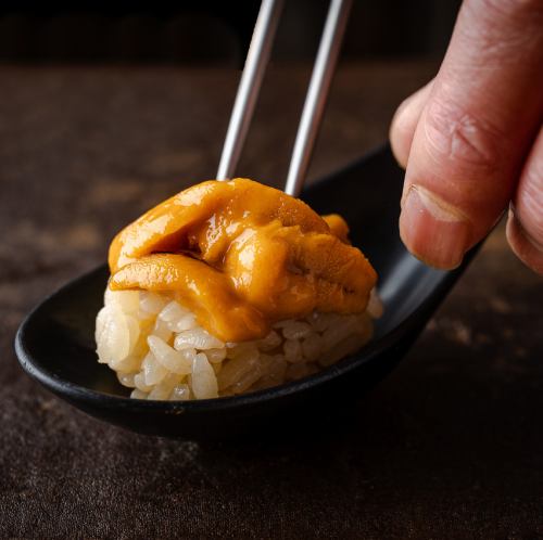 品尝由技艺精湛的厨师精心制作的美味握寿司。