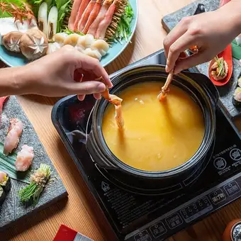 【包廂保證】極致奢華體驗…包含頂級「海膽湯蟹肉涮涮鍋」在內的16道菜品,以及5件主廚精選壽司,僅需13,200日元。