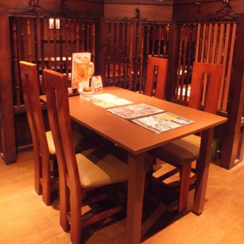 ゆったり座れるテーブル席。背もたれが高めなので安心感があります♪