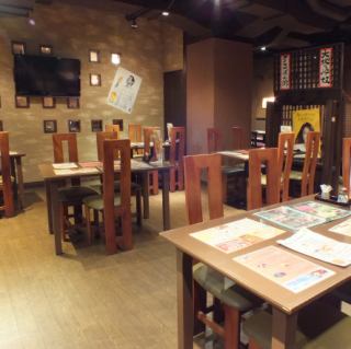 隣のお席との間が広くあるので、快適にお過ごし頂けます。ご家族、ご友人、恋人との団らんをお楽しみください。