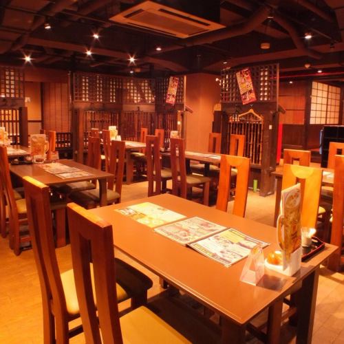 解放感ある雰囲気の良いテーブル席。仕事帰りのサク飲みや女子会にも◎靴を脱ぎたくない時にも◎