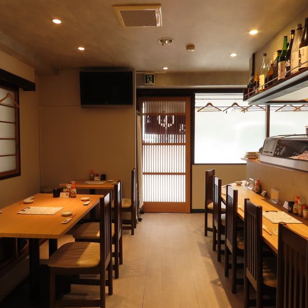 【お祝いから普段使いまで幅広いシーンに最適です】温かみのあるほっとできる店内となっており、訪れるすべてのお客様にリラックスしたひとときをお届けします。料理やお酒をゆっくり味わいたい方は、テーブル席がおすすめです◎ご友人や大切な人との会話を楽しみながら、当店の料理をご堪能ください。