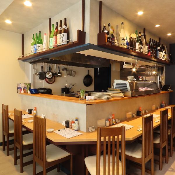【お一人様多数ご来店いただいています】カウンター席がございますので、お仕事帰りやふらっと一杯楽しみたい時などに気軽にご利用いただけます。オープンキッチンとなっているため、カウンター越しにスタッフとの会話を楽しみながらお食事いただけます。料理に合うお酒に迷った際は、お気軽にスタッフへお声がけください!