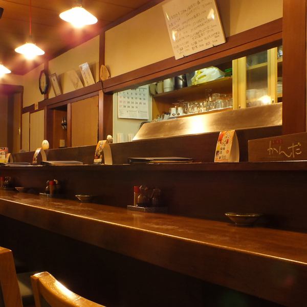 Counter seats where not only regular customers but also first-time customers will stay longer ♪ The calm interior is comfortable ◎