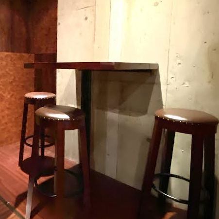 周囲を気にせず、プライベートな会話を楽しみたい時に最適な、2から4名様がゆったりと寛げる半個室のテーブル席もご用意しています。デートにはもちろんのこと、女子会や記念日、誕生日のお席にもおすすめです。