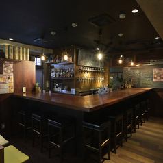 柜台座位围绕着令人印象深刻的巨型啤酒服务器。它非常适合个人或情侣，因为您可以观看倒啤酒的过程。